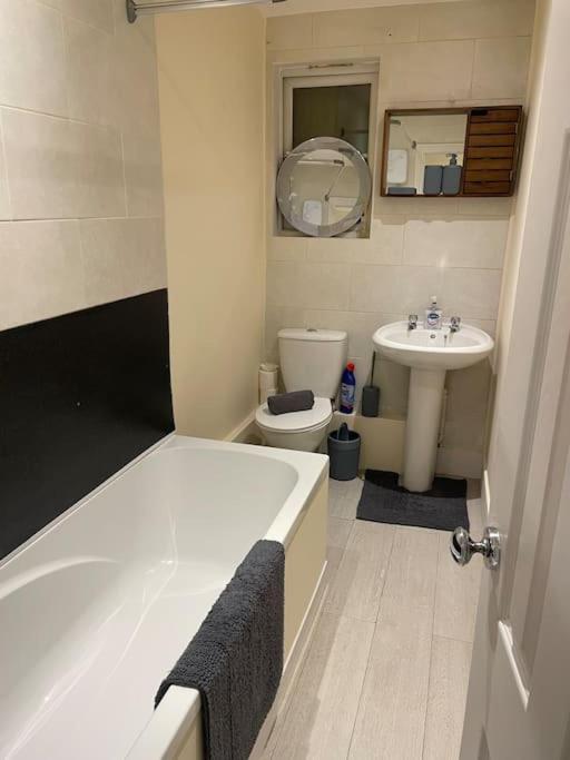 Flat 3 Meadow View Cozy Getaway Apartment Hurst Bagian luar foto