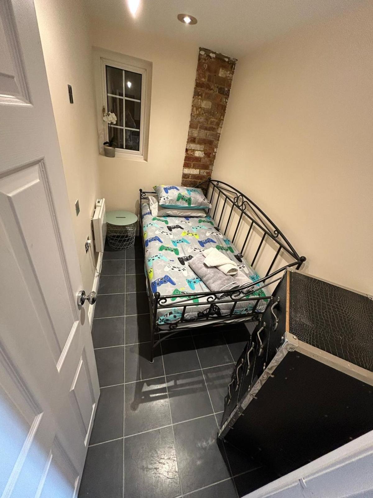 Flat 3 Meadow View Cozy Getaway Apartment Hurst Bagian luar foto